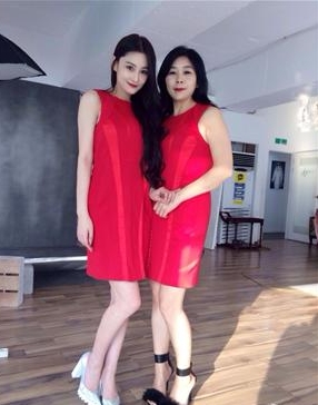 张馨予母女写真